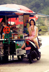 组图：童瑶夏日写真T恤热裤清凉