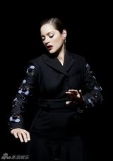 组图：玛丽昂-歌迪亚登杂志秀精致容颜