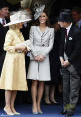 组图：威廉王子着传统服装帅气亮相 凯特伴婆婆甜笑