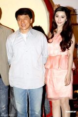 幻灯图：谢霆锋黑超现身新片发布会 范冰冰展优雅