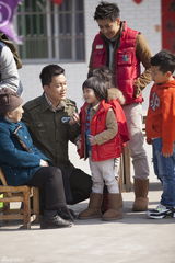 组图：《爸爸去哪儿》抓泥鳅 萌娃瞬间变泥孩儿