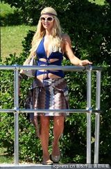 组图：帕丽斯-希尔顿镂空泳衣 露台看风景晒风姿