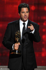 组图：史蒂芬-莱维坦凭《摩登家庭》荣膺喜剧类最佳导演奖