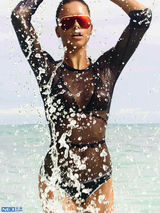 组图：巴西甜心利玛写真豪放 海滩如寂寞人鱼