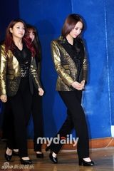 组图：韩团Kara等参加音乐会秀傲人曲线