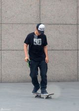 组图：夏雨驾车外出玩滑板 腾空翻板尽显专业范