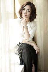 组图：刘芸曝光魅力写真  知性体味时光美好