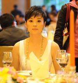 高清图：袁莉获年度慈善明星 清新淡雅显女人味