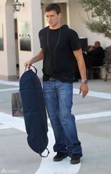 组图：美国游泳名将瑞恩-罗切特帅气街拍