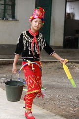 冯绍峰倪妮提前过六一 与孩子看露天电影(图)