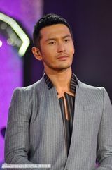 组图：海派春晚录制 黄晓明为“修鞋老爷爷”穿鞋