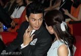 组图：吴奇隆2012年曾亲昵牵手刘诗诗眼神温柔