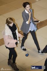 组图：f(x)少女时代Beast等亮相机场展休闲时尚风采