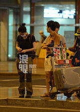 组图：王菲独自回京粉丝接机索要签名