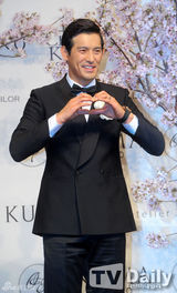 组图：韩星吴志浩大婚落泪 张赫等好友道贺