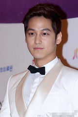 组图：金汎(金范)白色西装潇洒挺拔俊朗迷人