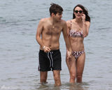 组图：奈特莉度蜜月笑贴老公 碎花比基尼秀身板