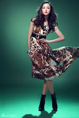 组图：张歆艺清新封面腰肢纤细恬静之美