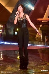 组图：《劲歌金曲》录像 阿Sa黑色皮胸衣亮相献歌