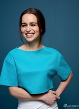 组图：《唐海明威》写真 主创搞怪抱团乐融融