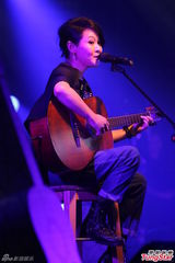 组图：刘若英开唱黑衣上阵秀吉他