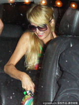 组图：帕丽斯与小男友车内寻欢 飞扑热吻激情四射