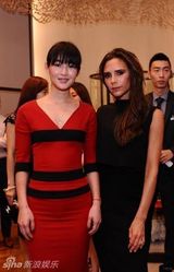 组图：陈燃助阵时尚活动 与贝嫂亲密合影