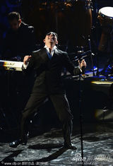 组图：光头电音叔Pitbull艳福不浅 与众辣妹热舞