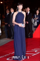 组图：釜山电影节开幕 高雅拉蓝色长裙显高贵