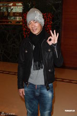 组图：任贤齐出院女友陪同 自曝儿子曾探病