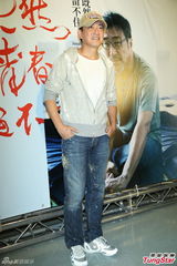 组图：李宗盛桃红衬衫开唱 称林忆莲唱得更好