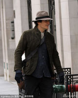 组图：米兰达臭脸与前夫过节 奥兰多变人肉座椅