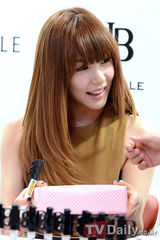 组图：少女时代Tiffany办签名会变秋季成熟女人