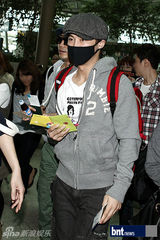 组图：神话组合六成员亮相机场 将赴台开演唱会