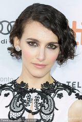 组图：《伟大诱惑》首映芭拉班大秀美背