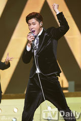 组图：Rain复出霸气夺冠 东方神起帅气回归