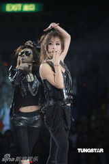 组图：林忆莲红馆开唱从天而降 与男舞伴跳贴身辣舞