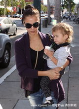 幻灯图集：阿尔芭黑超遮面显辣妈风范 爱女童真可爱