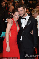 组图：暮光女火红深v裙走秀 胸前春光一览无余