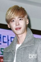 组图：韩星李钟硕助阵公益 金发帅气萌态毕露