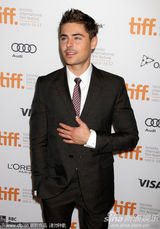 组图：《不顾一切》首映 扎克-埃夫隆西装帅气