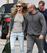 高清组图：惠特莉和男友杰森亮相 牛仔裤秀长腿