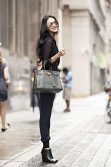 组图：韩雯雯多伦多街拍 裤装潮范儿气场十足