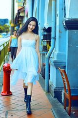 组图：韩雯雯街头写真展现阳光女孩活泼本色