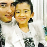 组图：张柏芝带两儿子温馨散步 小Q越大越英俊