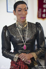 组图：《爸爸》纯爷们都有妩媚时 女装旧照比拼