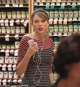 组图：斯威夫特购物耳机不离身 T恤热裤秀长腿