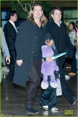 组图：布拉德-皮特韩国宣传新片 长发造型微胖