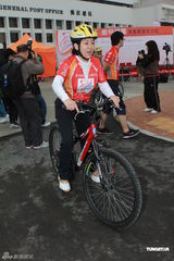 组图：邓兆尊兄妹参与单车赛 毛舜筠将再拍喜剧