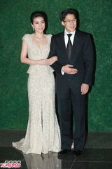 组图：晶刚香港婚宴 郭晶晶坠钻礼服挽霍启刚亮相